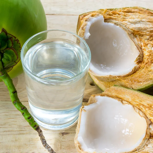 Agua de coco como referencia visual del acorde tropical y acuoso.