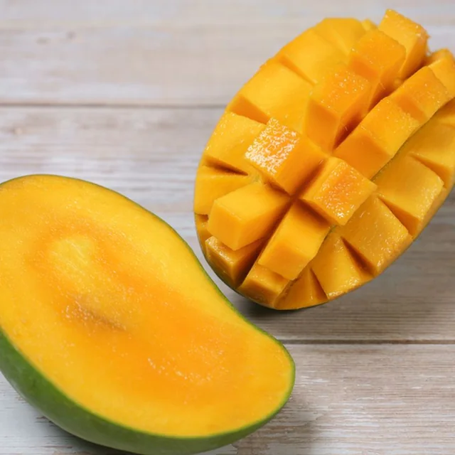 Mango como referencia visual de una combinación de frutas tropicales.