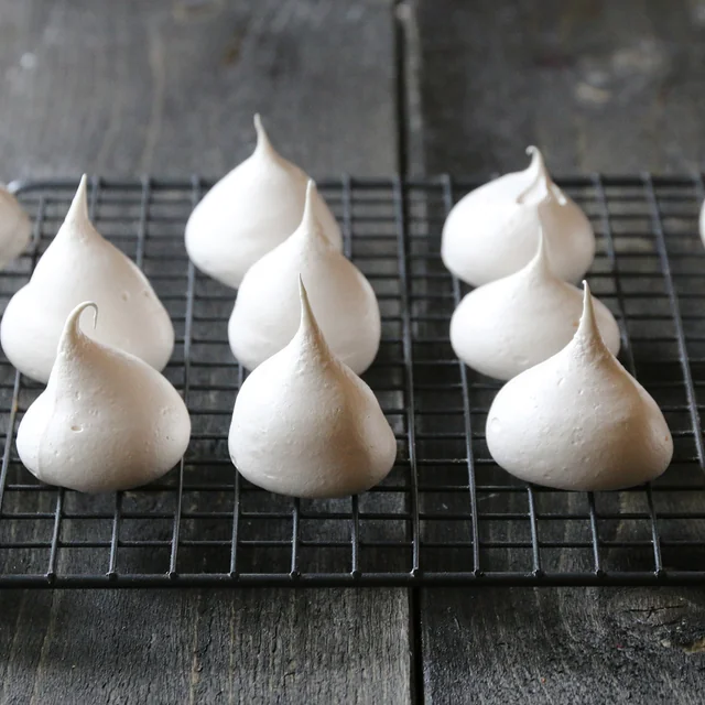 Merengues como referencia visual de una nota gourmand.