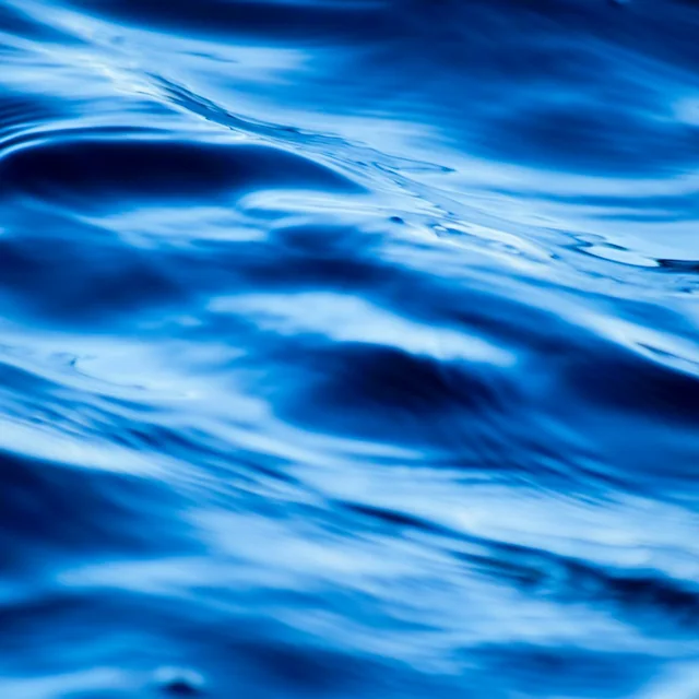 Agua en movimiento como representación de frescura.